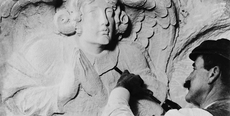Pierre brute maillet et ciseau