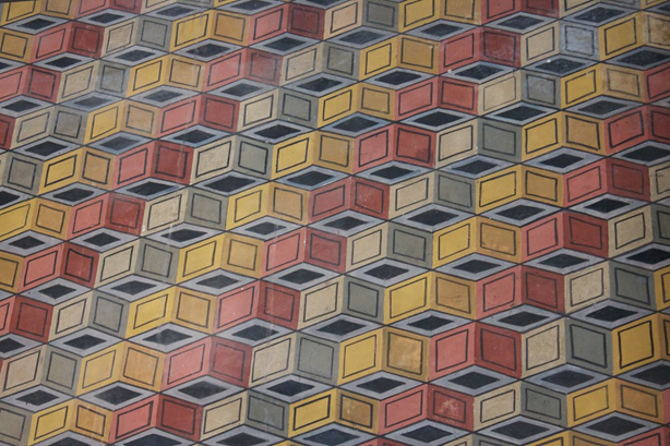 Cubes peints sur les murs de la cathédrale Sainte-Cécile d'Albi, symboles de la Jérusalem céleste